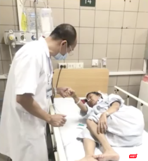 BS. Đỗ Duy Cường khám bệnh cho bệnh nhân (Ảnh: BV Bạch Mai)