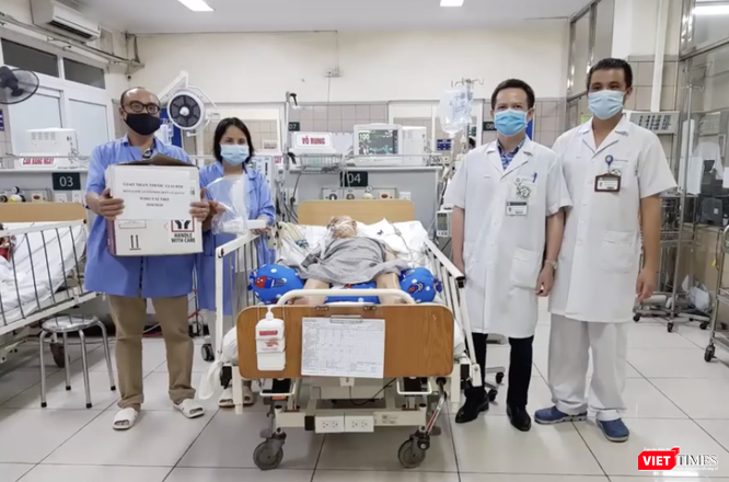 BS. Nguyễn Trung Nguyên chụp ảnh cùng bệnh nhân khi nhận thuốc giải độc (Ảnh: Minh Thúy)