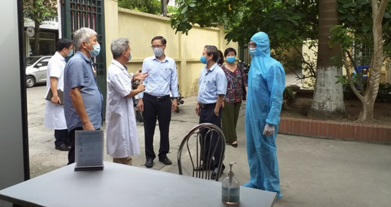 Ông Đặng Quang Tấn - Cục trưởng Cục Y tế dự phòng, Bộ Y tế kiểm tra công tác phòng, chống sốt xuất huyết (Ảnh: SYT Hà Nội)