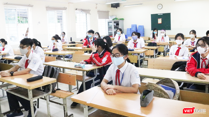 Học sinh đeo khẩu trang, ngồi giãn cách trong lớp học (Ảnh - Minh Thuý)