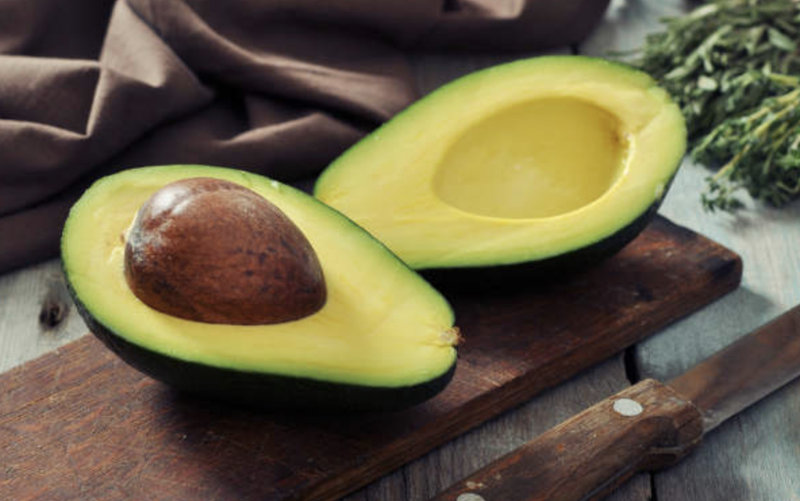 Trong quả bơ chứa nhiều axit béo omega-3, axit lauric được chứng minh là có hiệu quả trong việc điều trị mụn trứng cá (Ảnh: BoldSky) Trong quả bơ chứa nhiều axit béo omega-3, axit lauric được chứng minh là có hiệu quả trong việc điều trị mụn trứng cá (Ảnh: BoldSky)