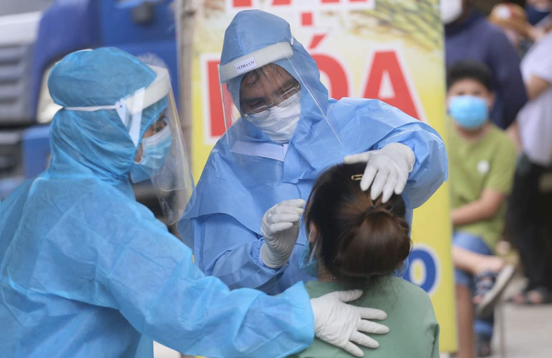 Nhân viên y tế lấy mẫu xét nghiệm COVID-19 cho người dân (Ảnh - BYT) 