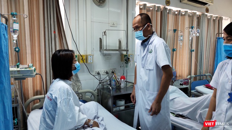 BS. Hà thăm hỏi tình hình bệnh nhân (Ảnh: Minh Thúy)