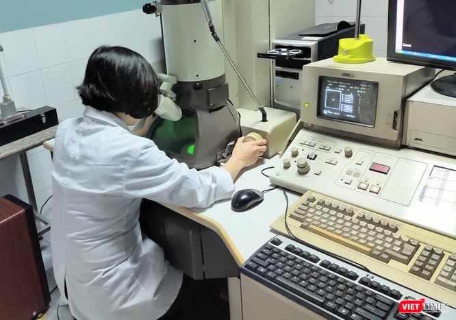 Cán bộ nghiên cứu làm việc tại phòng thí nghiệm (Ảnh: Minh Thúy) Cán bộ nghiên cứu làm việc tại phòng thí nghiệm (Ảnh: Minh Thúy)
