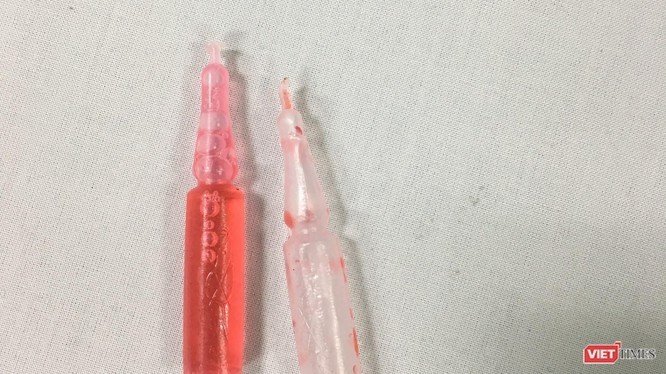 Ống thuốc diệt chuột có màu sắc sặc sỡ chứa hóa chất đã bị cấm 10 năm từng khiến 6 trẻ ở Chương Mỹ ngộ độc, cấp cứu tại Trung tâm Chống đôc, Bệnh viện Bạch Mai (Ảnh: C.L)