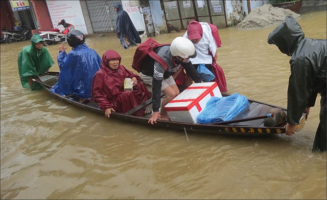 Người dân sơ tán vì lũ lụt (Ảnh: Hoàng Triều - nguồn: baothuathienhue.vn)