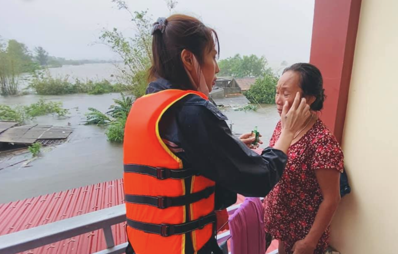 Ca sĩ Thuỷ Tiên làm từ thiện ở miền Trung (Ảnh: FB Thuỷ Tiên)