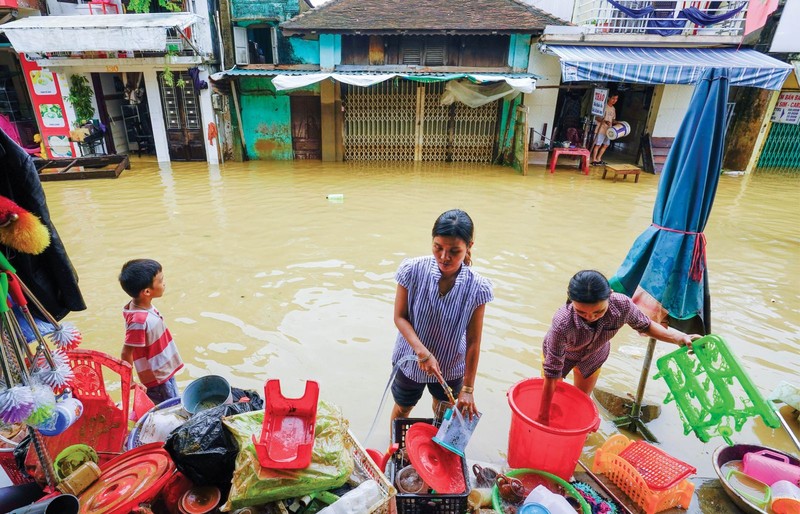 Người dân ở khu vực bị lũ lụt (Ảnh: Nguyễn Phong - nguồn: baothuathienhue.vn)