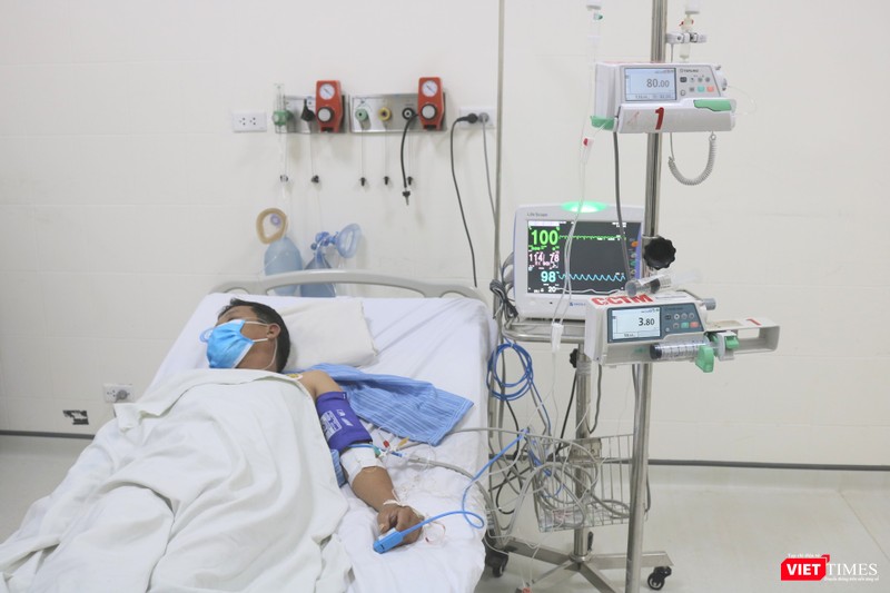 Bệnh nhân đang được các bác sĩ ở Bệnh viện E tích cực điều trị (Ảnh: Minh Thuý)