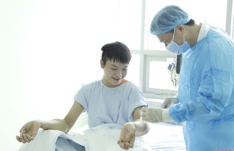 Bác sĩ kiểm tra tay của bệnh nhân sau ghép (Ảnh: BVCC)