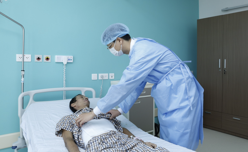 Bác sĩ chăm sóc bệnh nhân ghép gan sau mổ (Ảnh: BVCC)