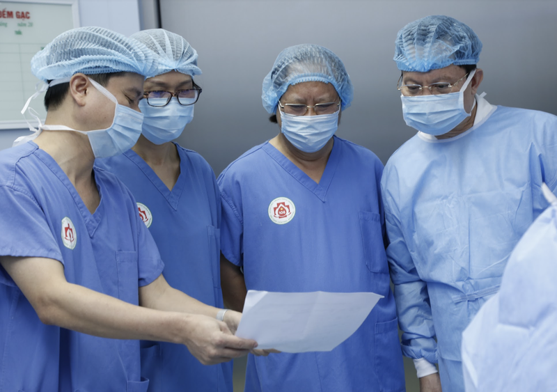 Các bác sĩ nỗ lực để thực hiện thành công ca ghép tạng (Ảnh: BVCC)