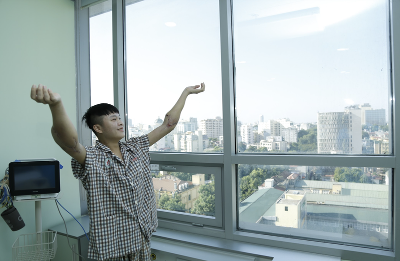 Nam thanh niên 18 tuổi vui mừng với 2 cẳng tay "mới", cuộc sống tươi đẹp đang chờ trước mắt em (Ảnh: BVCC)