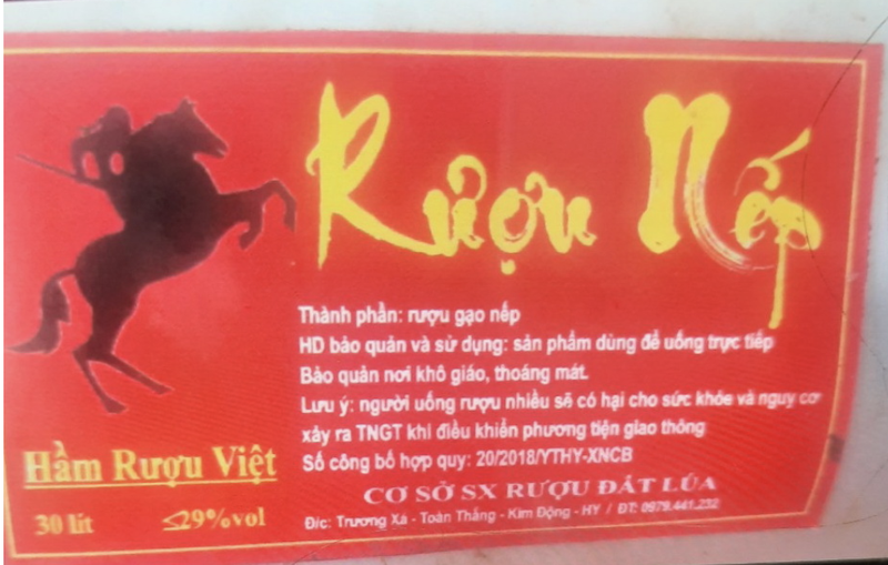 Cận cảnh nhãn loại "rượu nếp" chứa cồn công nghiệp methanol (Ảnh: BVCC)