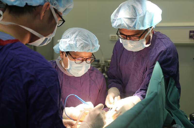 Các bác sĩ tiến hành cắt bỏ rộng rãi tổ chức loét hoại tử và tái tạo thành ngực bằng phần da cơ phía sau lưng cho bệnh nhân (Ảnh: BVCC) Các bác sĩ tiến hành cắt bỏ rộng rãi tổ chức loét hoại tử và tái tạo thành ngực bằng phần da cơ phía sau lưng cho bệnh nhân (Ảnh: BVCC)