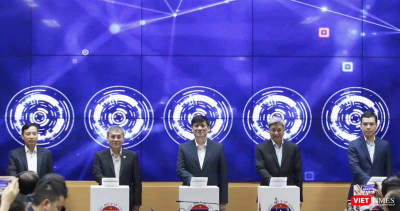 Lãnh đạo Bộ Y tế chính thức ấn nút khai trương Cổng công khai Y tế (Ảnh: Chí Cường)