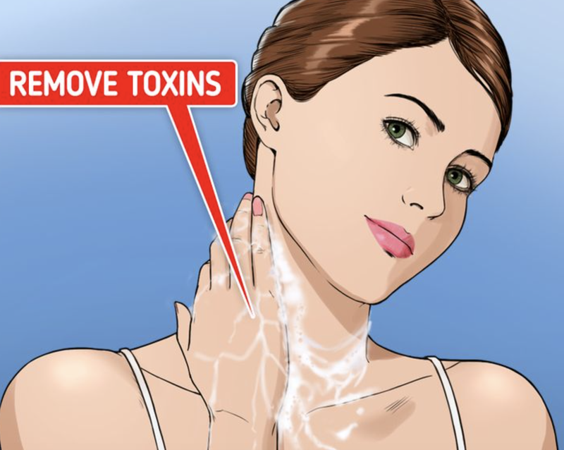 Làm sạch da mặt, cổ (Ảnh: Brightside)