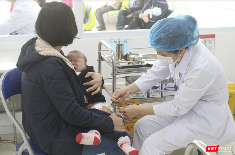 Bác sĩ tiêm vaccine cho bé (Ảnh: Minh Thuý)