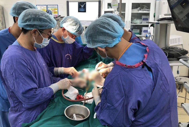 Các bác sĩ phẫu thuật cho bệnh nhân tự bẻ cong dương vật (Ảnh: BVCC)