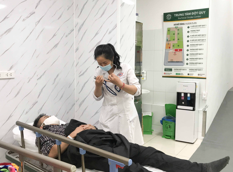 Bác sĩ thăm khám cho bệnh nhân tại Trung tâm Đột quỵ (Ảnh: BVCC) Bác sĩ thăm khám cho bệnh nhân tại Trung tâm Đột quỵ (Ảnh: BVCC)