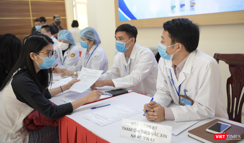 Tình nguyện viên đăng ký tiêm thử nghiệm vaccine phòng COVID-19 (Ảnh: Minh Thuý) 