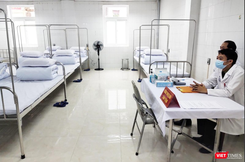 Nhân viên y tế sẵn sàng theo dõi tình nguyện viên sau tiêm vaccine phòng COVID-19 (Ảnh: Minh Thuý)