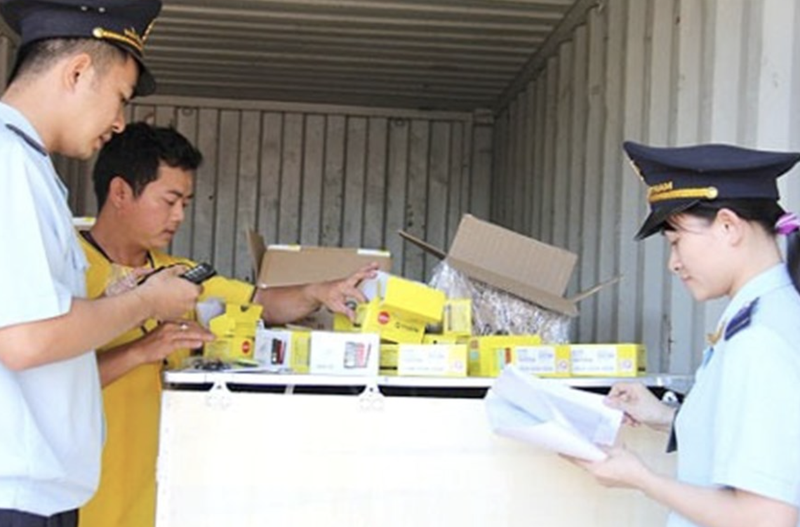 Cơ quan chức năng kiểm tra thuốc (Ảnh minh hoạ)