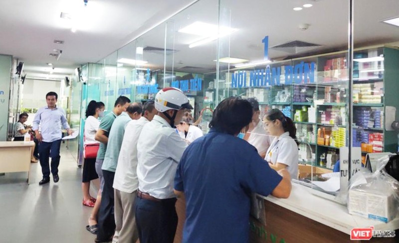 Người dân xếp hàng mua thuốc tại bệnh viện (Ảnh - Minh Thuý) 