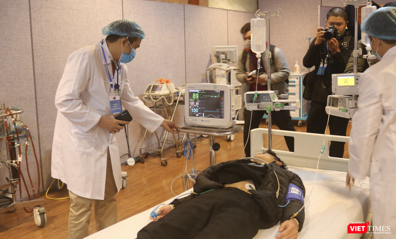 Bác sĩ cấp cứu cho một trường hợp bị ngộ độc nghiêm trọng (Ảnh: Minh Thuý)