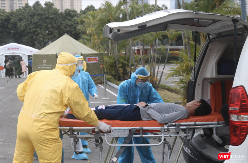 Cấp cứu 1 trường hợp nguy kịch (Ảnh: Minh Thuý)