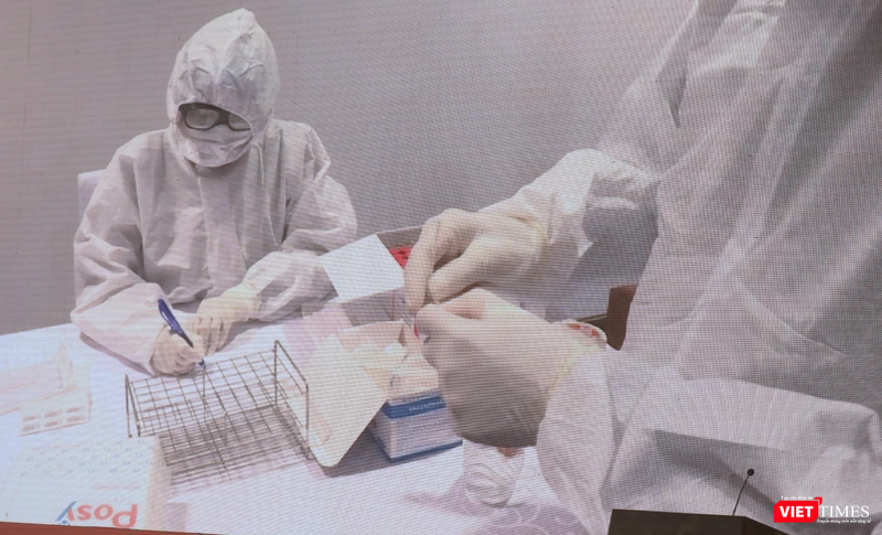 Nhân viên y tế ghi chép thông tin của người làm xét nghiệm (Ảnh: Minh Thuý)