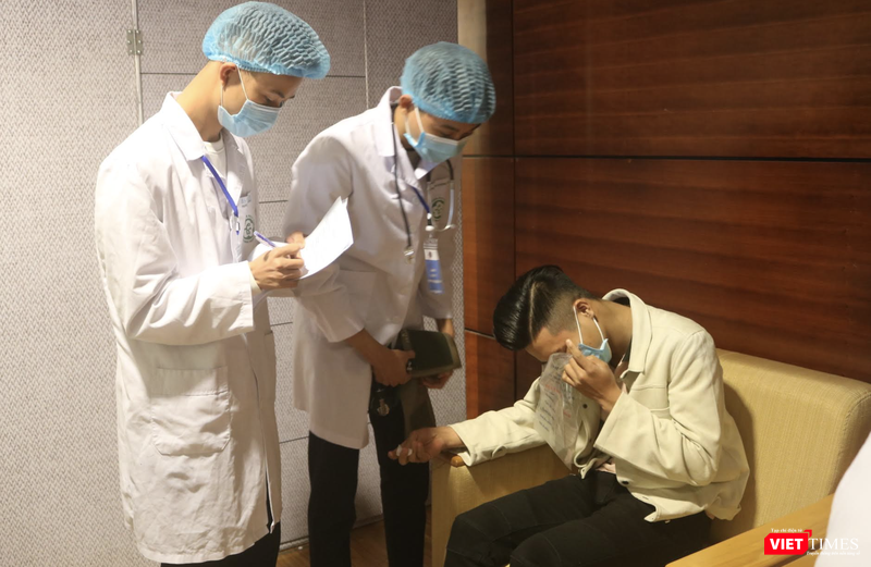 Nhân viên y tế thăm hỏi tình trạng của người bị ngộ độc (Ảnh: Minh Thuý)