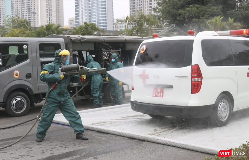 Nhân viên y tế phun khử khuẩn xe cấp cứu (Ảnh - Minh Thuý) 