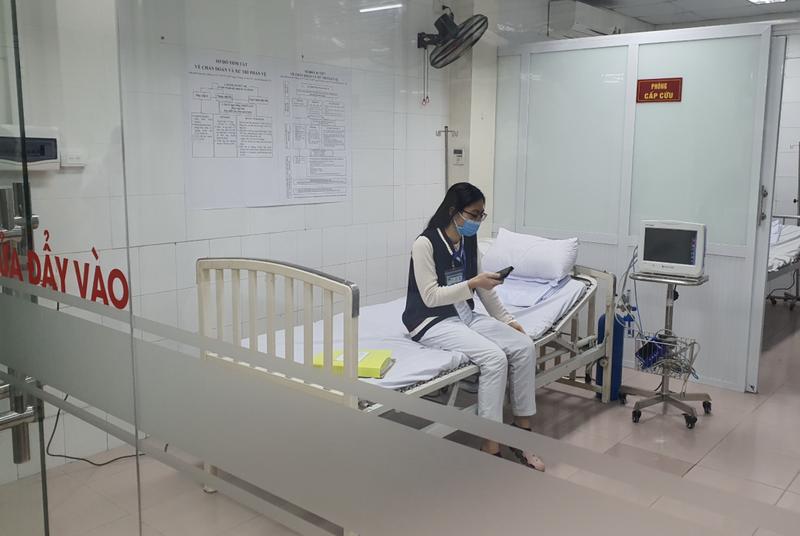 Tình nguyện viên ngồi chờ chuẩn bị tiêm vaccine (Ảnh: Thảo Vy) Tình nguyện viên ngồi chờ chuẩn bị tiêm vaccine (Ảnh: Thảo Vy)