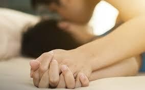 Quan hệ tình dục không an toàn tiềm ẩn nhiều nguy cơ mắc bệnh tình dục (Ảnh minh hoạ)