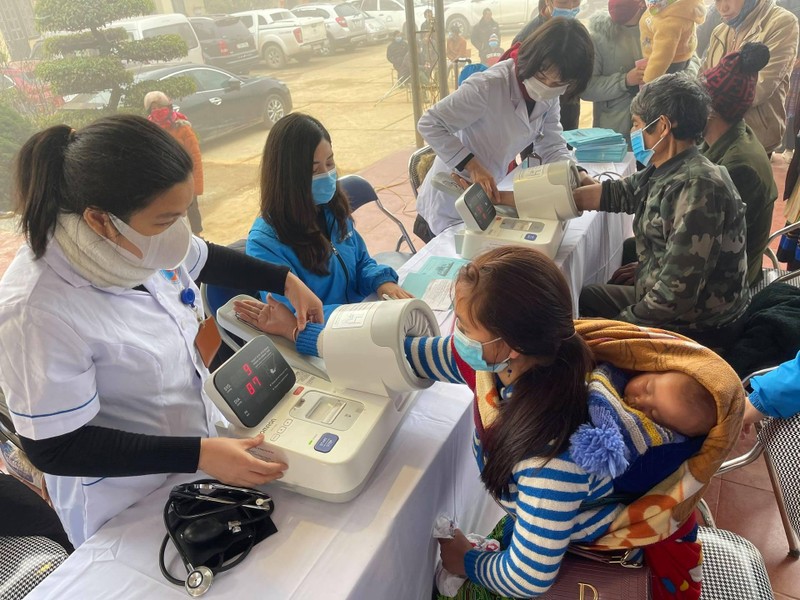 Nhân viên y tế đo huyết áp cho người dân (Ảnh: BVCC) Nhân viên y tế đo huyết áp cho người dân (Ảnh: BVCC)