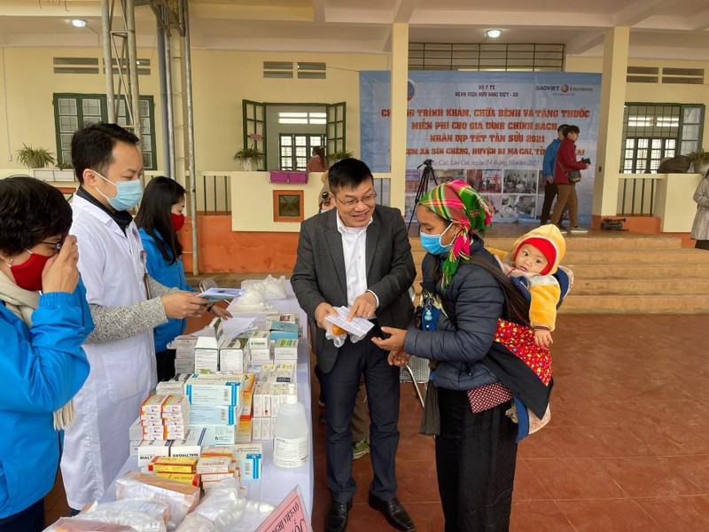 PGS.TS. Nguyễn Thanh Hà - Giám đốc Bệnh viện Hữu Nghị hướng dẫn người dân tham gia chương trình khám, chữa bệnh và tăng thuốc miễn phí (Ảnh: BVCC) PGS.TS. Nguyễn Thanh Hà - Giám đốc Bệnh viện Hữu Nghị hướng dẫn người dân tham gia chương trình khám, chữa bệnh và tăng thuốc miễn phí (Ảnh: BVCC)