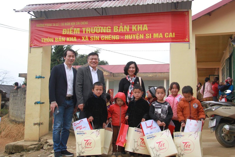 Bệnh viện Hữu Nghị trao quà cho các em học sinh ở Trường mầm non Sín Chéng, huyện Si Ma Cai (Ảnh: BVCC) Bệnh viện Hữu Nghị trao quà cho các em học sinh ở Trường mầm non Sín Chéng, huyện Si Ma Cai (Ảnh: BVCC)