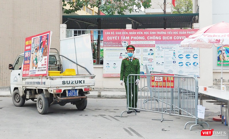 Khu vực cách ly được canh gác nghiêm ngặt ở Trưởng Tiểu học Xuân Phương (Ảnh - Minh Thuý)