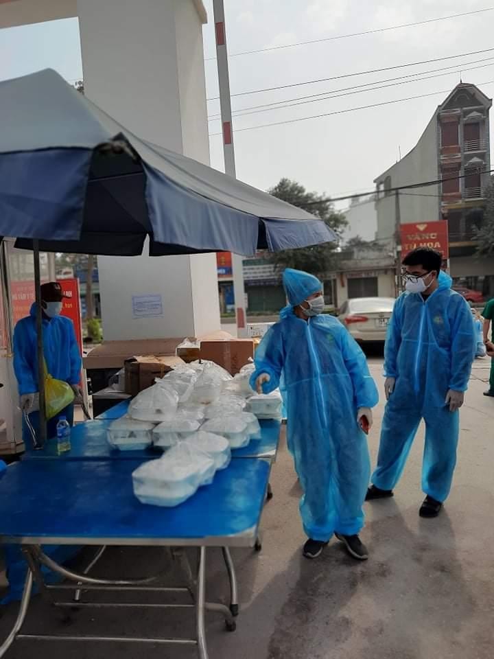 Nhân viên y tế nhận suất ăn hỗ trợ từ các nhà hảo tâm ở Bệnh viện dã chiến số 1 Hải Dương (Ảnh - BS. Nguyễn Trung Cấp)