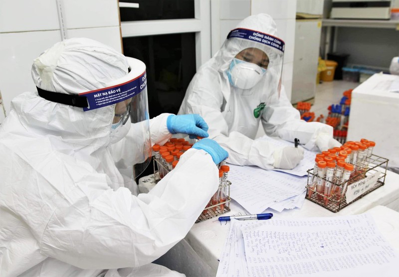 Nhân viên y tế đang tiến hành phân loại F1- F4 để đưa sang phòng tra mẫu (Ảnh Kim Dung – Trung Sơn)