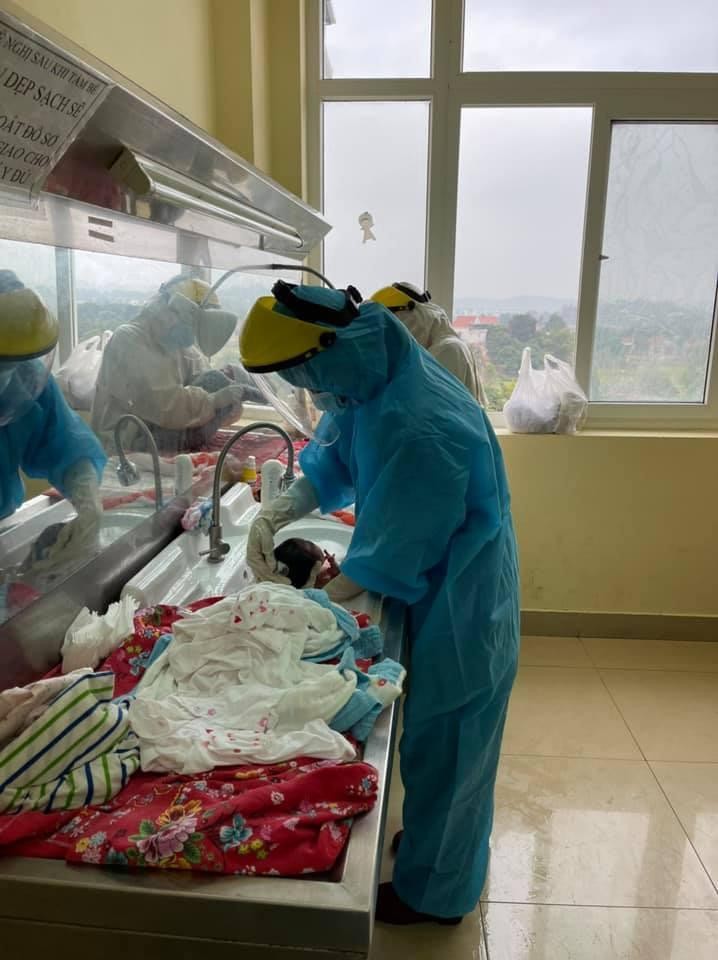 Bác sĩ chăm sóc cho em bé sau sinh (Ảnh - BVCC)