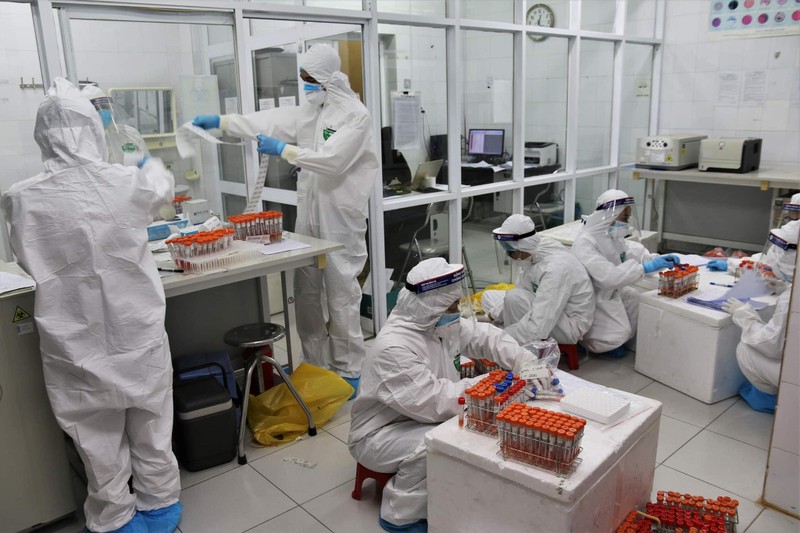Những người trong ê-kíp xét nghiệm đa phần đều đã có kinh nghiệm chinh chiến tại ổ dịch Đà Nẵng. (Ảnh Kim Dung – Trung Sơn)