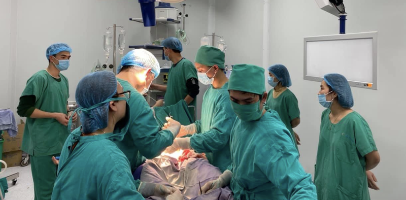 Kíp phẫu thuật ở Trung tâm Y tế huyện Cô Tô đã hội chẩn trực tiếp tại phòng mổ qua hệ thống Telemedicine với đầu cầu ở Bệnh viện Sản Nhi Quảng Ninh (Ảnh - BVCC)