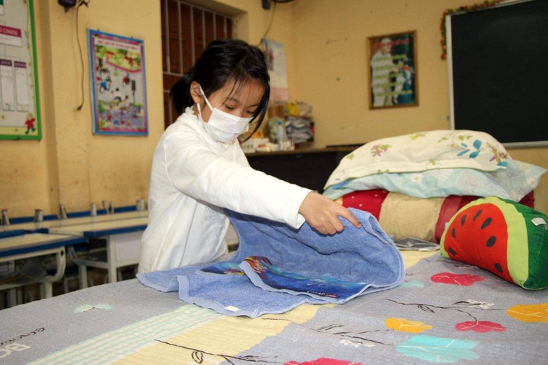Một em học sinh tự gấp đồ cá nhân ở khu cách ly (Ảnh: BYT)