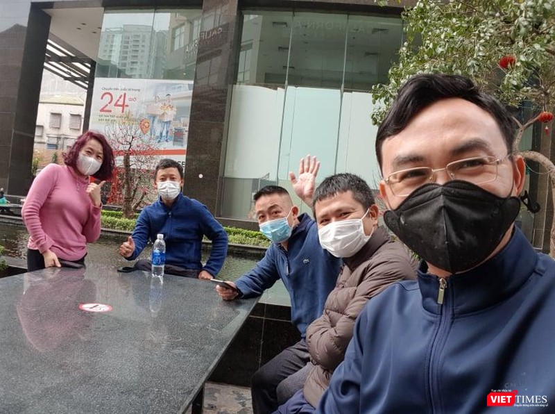 Anh Hiệu chụp ảnh cùng người dân bên trong khu cách ly ở chung cư (Ảnh - NVCC)