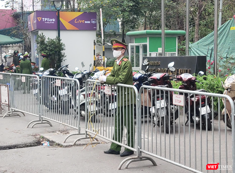 Một cán bộ thực hiện công tác bảo vệ ở phía ngoài chung cư (Ảnh - Minh Thuý) Một cán bộ thực hiện công tác bảo vệ ở phía ngoài chung cư (Ảnh - Minh Thuý)