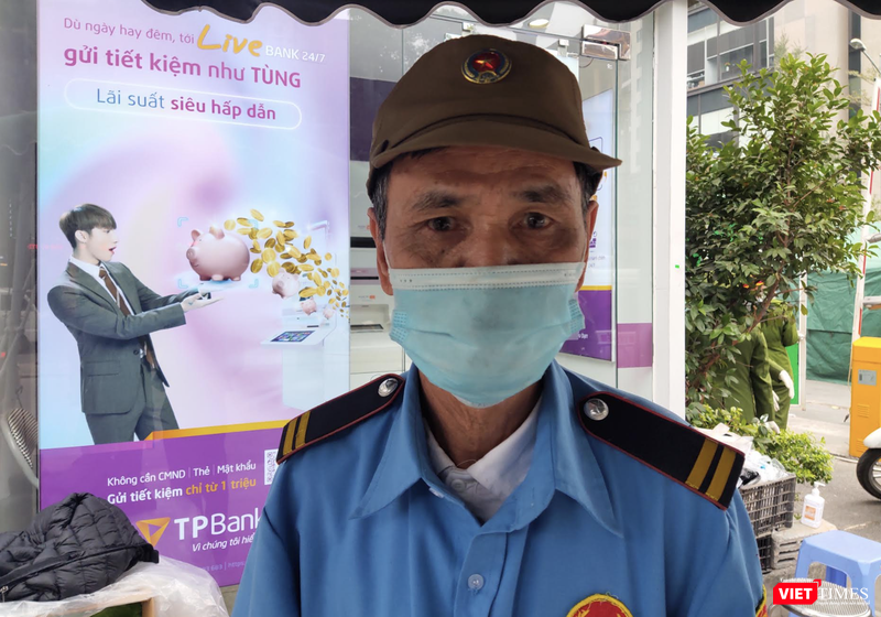 Ông C.X.H., 68 tuổi, làm bảo vệ ở cây ATM cạnh chung cư Garden Hill (Ảnh - Minh Thuý) Ông C.X.H., 68 tuổi, làm bảo vệ ở cây ATM cạnh chung cư Garden Hill (Ảnh - Minh Thuý)