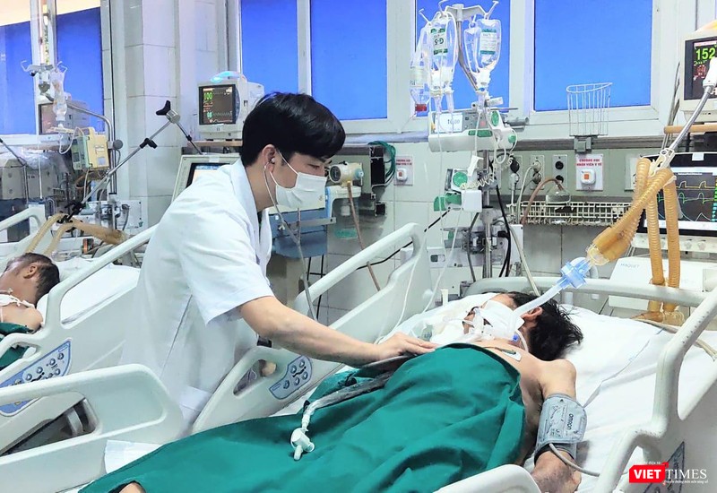 Bác sĩ khám cho bệnh nhân (Ảnh - Minh Thuý) 