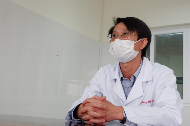 BS. Nguyễn Hồng Long - Phó Trưởng khoa Nhiễm khuẩn tổng hợp, BV Bệnh Nhiệt đới Trung ương (Ảnh - Thảo Vy)